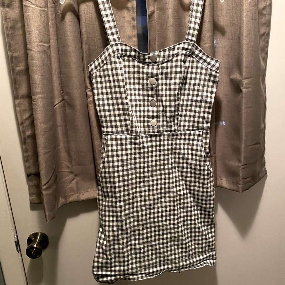 Super cute. Black & white dress!